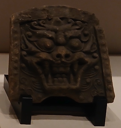 目を見開き口を開けて威嚇する、統一新羅時代の土製の鬼瓦