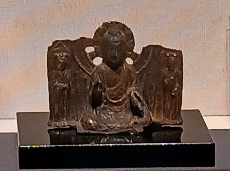 中尊と2体の脇侍が1枚の光背の中に収まる、三国時代の小さな金銅の三尊像