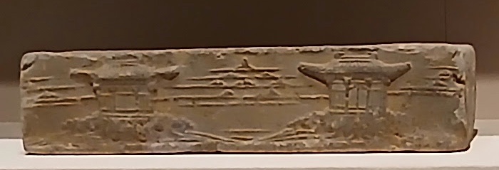 雲の上に建つ楼閣が浮き彫りされた、統一新羅時代の土製の塼