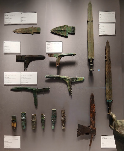 中国古代の青銅製武器 戈・剣・鉞などの展示(東京国立博物館蔵)
