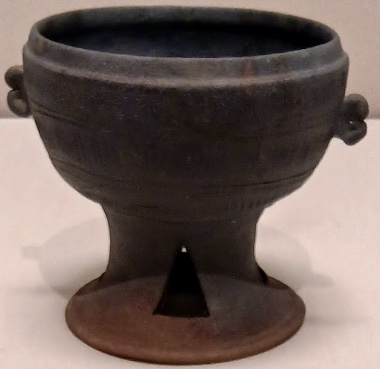 台付鉢 大加耶 三国時代6世紀初頭 脚の三角形の透窓(東京国立博物館蔵)