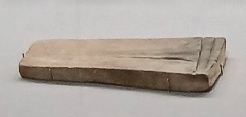 青銅器を鋳造するために使われた石製の鋳型(東京国立博物館蔵)