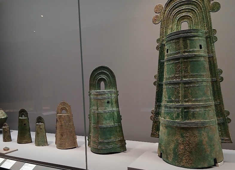 小さなものから大きなものへ、サイズ順に並べられた銅鐸の展示(東京国立博物館蔵)