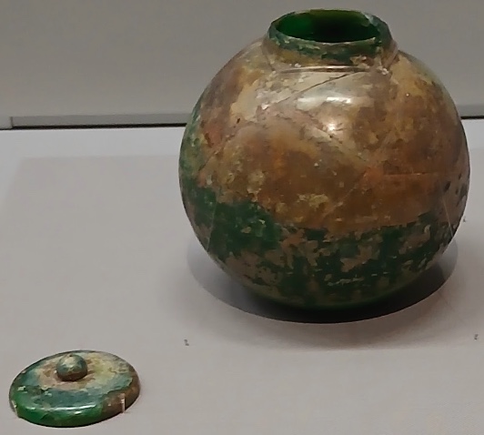 文祢麻呂墓出土の瑠璃骨壺 飛鳥時代707年のガラス製骨蔵器 国宝(東京国立博物館蔵)