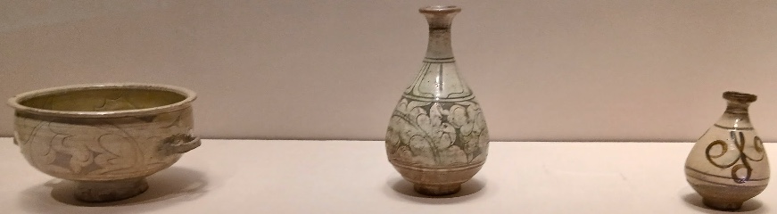 粉青沙器3点 彫花牡丹文瓶と鉄画草文瓶 朝鮮時代15〜16世紀(東京国立博物館蔵)