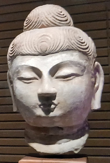 天龍山石窟から切り出された、彩色の残る唐時代の如来頭部