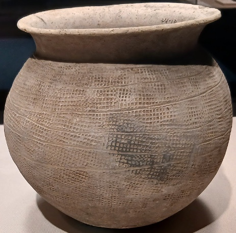 原三国時代3世紀の短頸壺 格子目の叩き板の跡が残る陶質土器(東京国立博物館蔵)