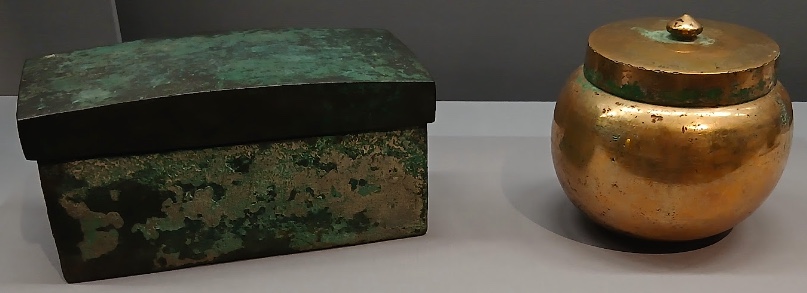 奈良時代8世紀の銅製骨蔵器と金銅製骨蔵器(東京国立博物館蔵)