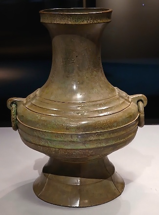 文様のないシンプルな形の後漢時代の青銅の酒器・鍾(東京国立博物館蔵)