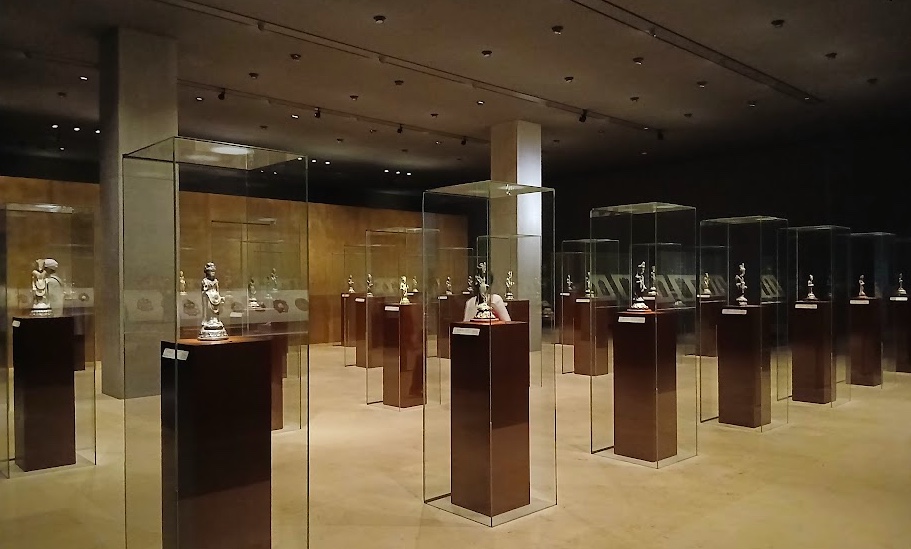 暗い展示室に、ガラスケースに入った小さな金銅仏が林のように並ぶ法隆寺宝物館 第2室
