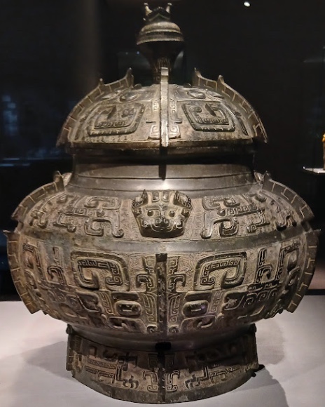 牙をむき出しにした獣面・饕餮が全面を覆う青銅の瓿(東京国立博物館蔵)
