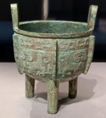 二つの把手と三本の足がつく青銅の鼎。胴に饕餮文がめぐる(東京国立博物館蔵)