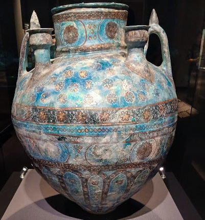 コバルトで青く発色させた釉の上に、白・赤・金・黒で文様を描いたイランの大壺
