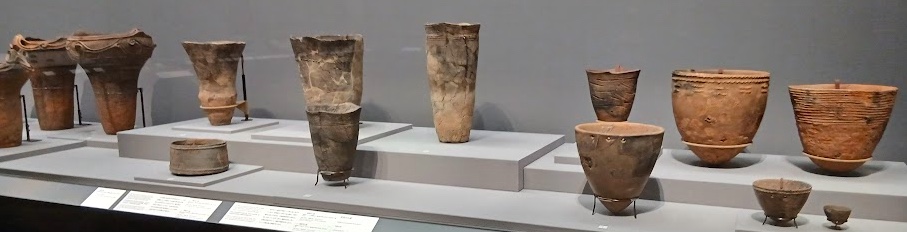 縄文土器が時期順に並ぶ展示(東京国立博物館蔵)
