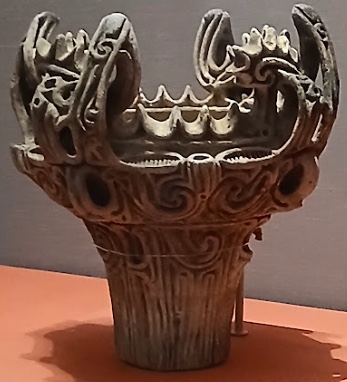 火焔型土器 縄文時代中期 縁が炎のように立ち上がる(東京国立博物館蔵)