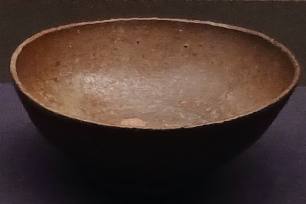 柿の蔕茶碗 銘 唐衣 朝鮮時代16〜17世紀 口が歪んだ高麗茶碗(東京国立博物館蔵)