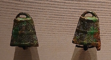 幾何学文様のある小さな青銅の鈴・馬鐸が2点(東京国立博物館蔵)