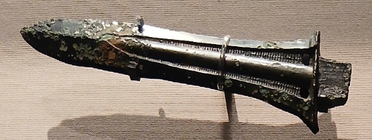 柄に直角に取り付けて振り回して使う青銅の武器・銅戈(東京国立博物館蔵)