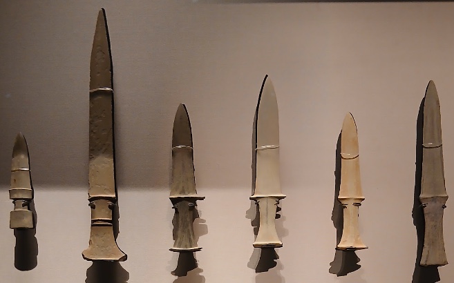 磨かれた石で作られた剣が6本並ぶ展示(東京国立博物館蔵)