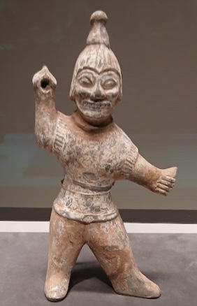 目を見開き口を大きく開けて威嚇する姿の加彩武人俑(東京国立博物館蔵)