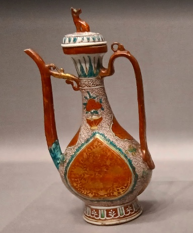 上絵付けの赤を基調に金彩をほどこした明時代の五彩の水注