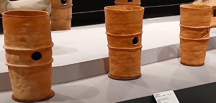 円筒埴輪がずらりと並ぶ展示 古墳時代(東京国立博物館蔵)