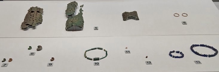 江田船山古墳の副葬品 金銅製冠・金銅製飾金具・金環・勾玉(東京国立博物館蔵)