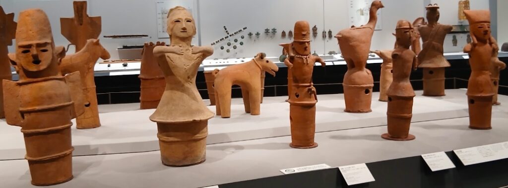 人物埴輪と馬形埴輪が並ぶ展示 古墳時代(東京国立博物館蔵)