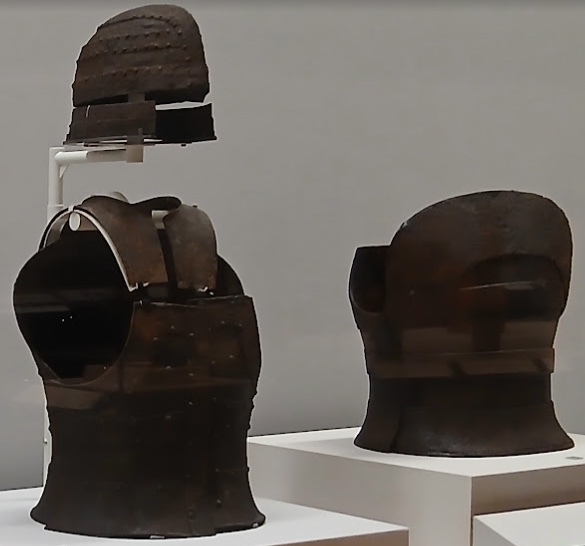 鉄剣と短甲・衝角付冑が並ぶ展示 古墳時代中期(東京国立博物館蔵)