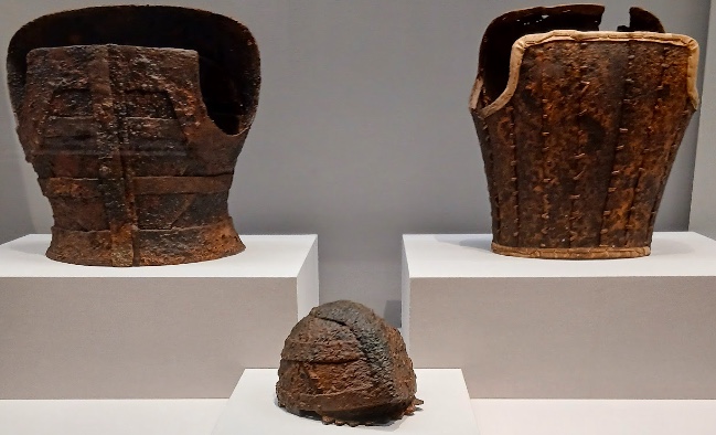 竪矧板革綴短甲と三角板革綴短甲、衝角付冑を並べた展示(東京国立博物館蔵)