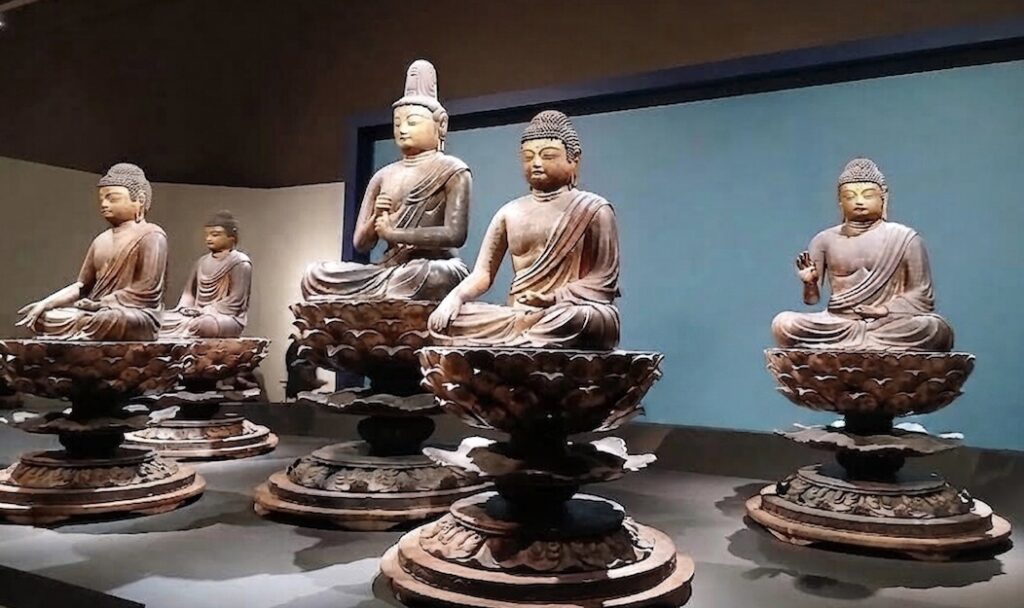 安祥寺の五智如来坐像。蓮華座に坐る5体の如来が並ぶ
