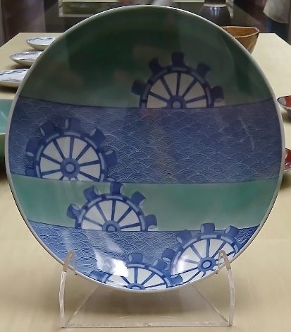 青磁染付水車文大皿 鍋島 江戸時代17〜18世紀 規則的に並ぶ水車文(東京国立博物館蔵)