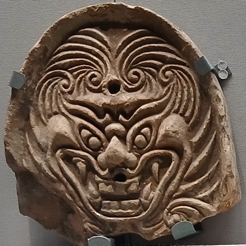 眉やたてがみが渦を巻き、牙をむいて睨む奈良時代の鬼面文鬼瓦