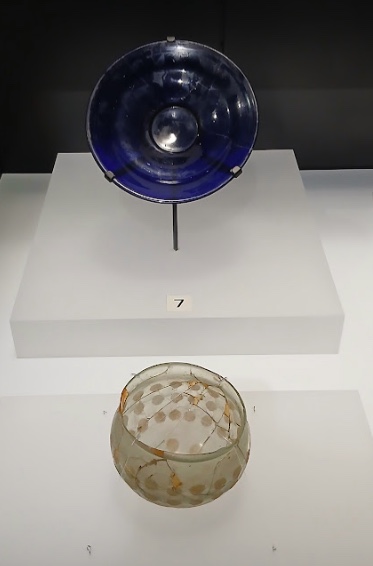 新沢千塚126号墳出土のガラス皿とガラス碗(東京国立博物館蔵)