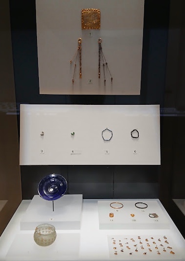 新沢千塚126号墳出土品の展示 金製装身具とガラス器(東京国立博物館蔵)