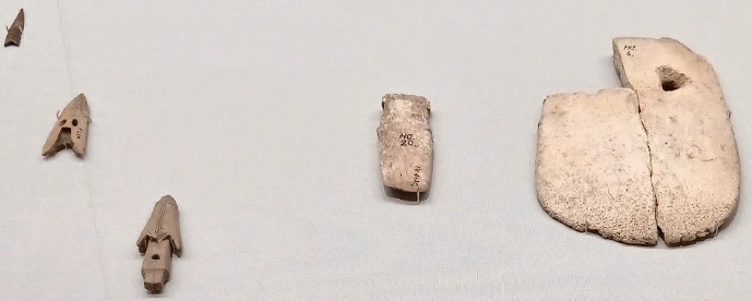 オホーツク文化の骨角器 銛頭・骨鏃・針入れ ロシア・サハリン出土(東京国立博物館蔵)