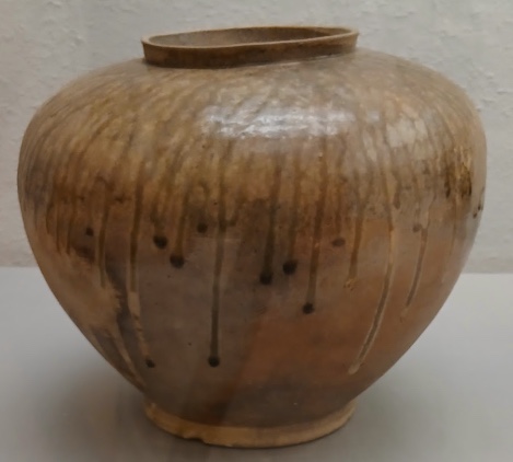 猿投窯の灰釉大壺 平安時代9世紀 肩から流れ落ちる灰釉(東京国立博物館蔵)