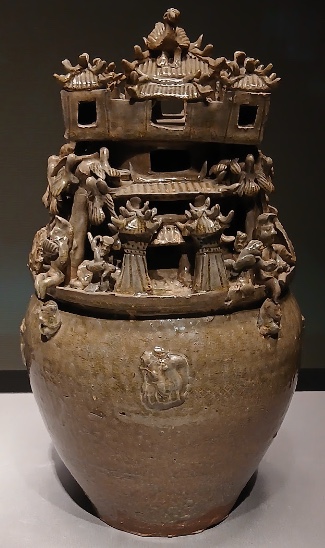 壺の肩に楼閣や人物、鳥をびっしり貼りつけた青磁神亭壺(東京国立博物館蔵)