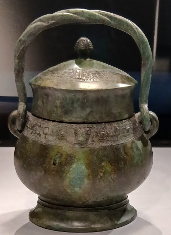 提げ手のついた蓋つきの青銅の酒器・卣(東京国立博物館蔵)