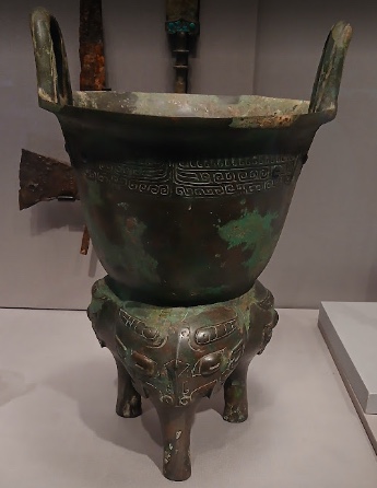 二段重ねの構造をもつ青銅の蒸し器・甗。下部に饕餮文がある(東京国立博物館蔵)