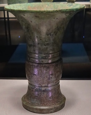ラッパ状に開いた口をもつ青銅の酒器・尊。胴に饕餮文がある(東京国立博物館蔵)