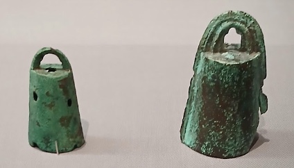 手のひらサイズの小さな銅鐸が2点並ぶ展示(東京国立博物館蔵)
