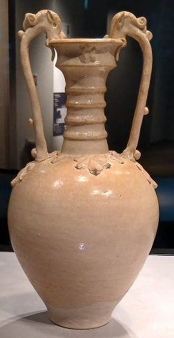 龍の頭の形をした把手がつく唐時代の白磁の瓶。胴に貼花文がある