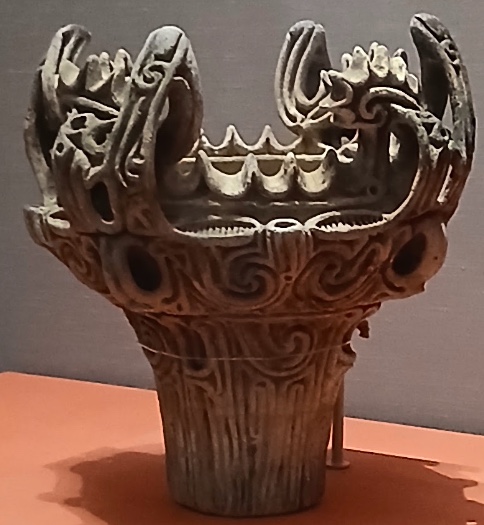 火焔型土器 縄文時代中期(東京国立博物館 平成館考古展示室)