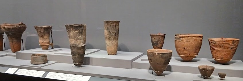縄文土器の展示 時代順に並ぶ深鉢(東京国立博物館 平成館考古展示室)