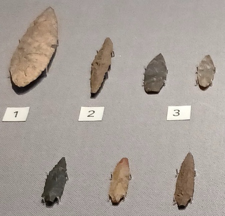 縄文時代草創期の石器 槍先形尖頭器 前11000〜前7000年(東京国立博物館 平成館考古展示室)