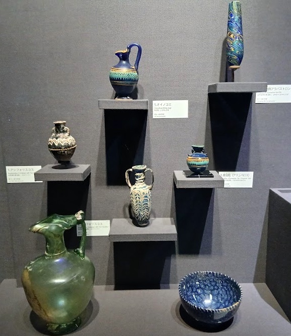 東洋館3室に並ぶ東地中海地域の古代ガラスの展示ケース(東京国立博物館蔵)