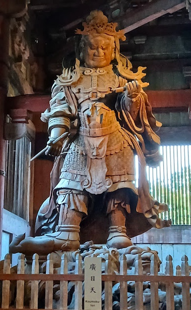 東大寺大仏殿の広目天立像
