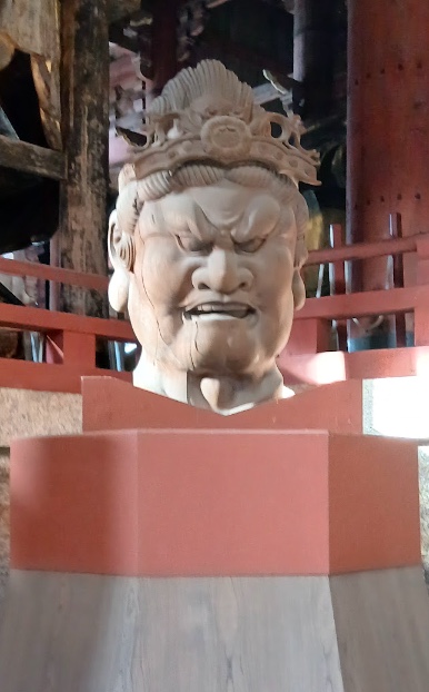 東大寺大仏殿に置かれた持国天像の頭部