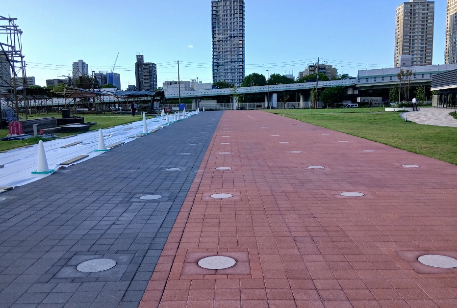難波宮跡公園の内裏西回廊の跡。赤いタイルが前期、灰色のタイルが後期で、丸い印は柱の位置